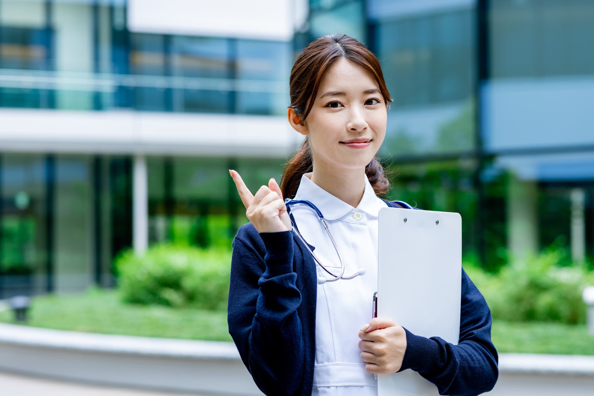 穏やかな表情で患者に向き合う医療スタッフ