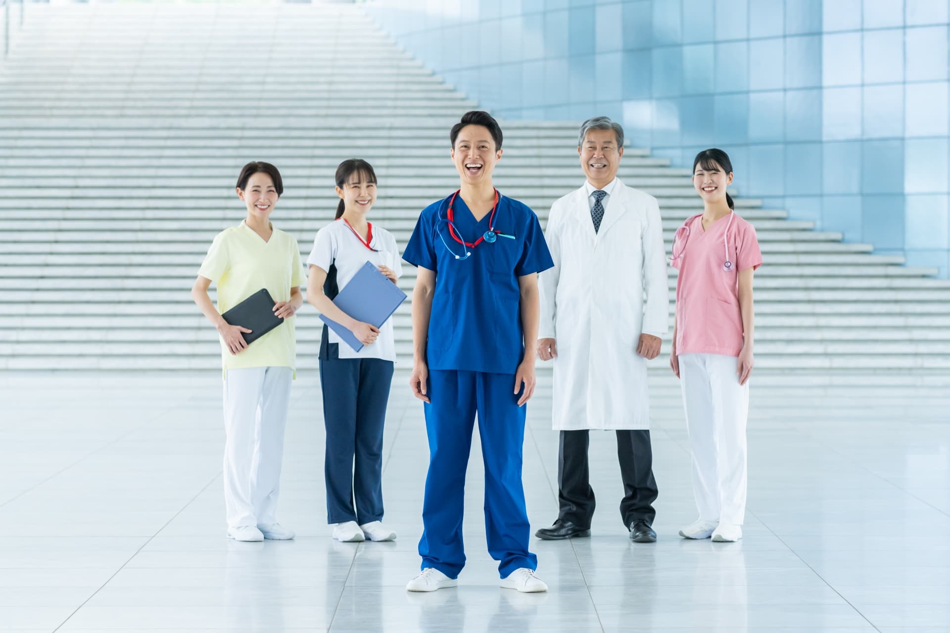 患者に寄り添って説明する医療スタッフ