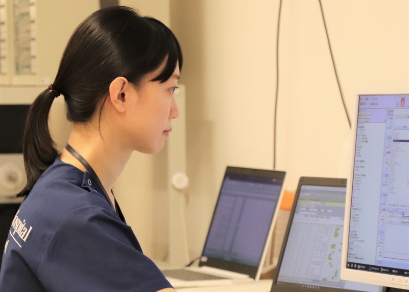 医療データを確認する医師のイメージ