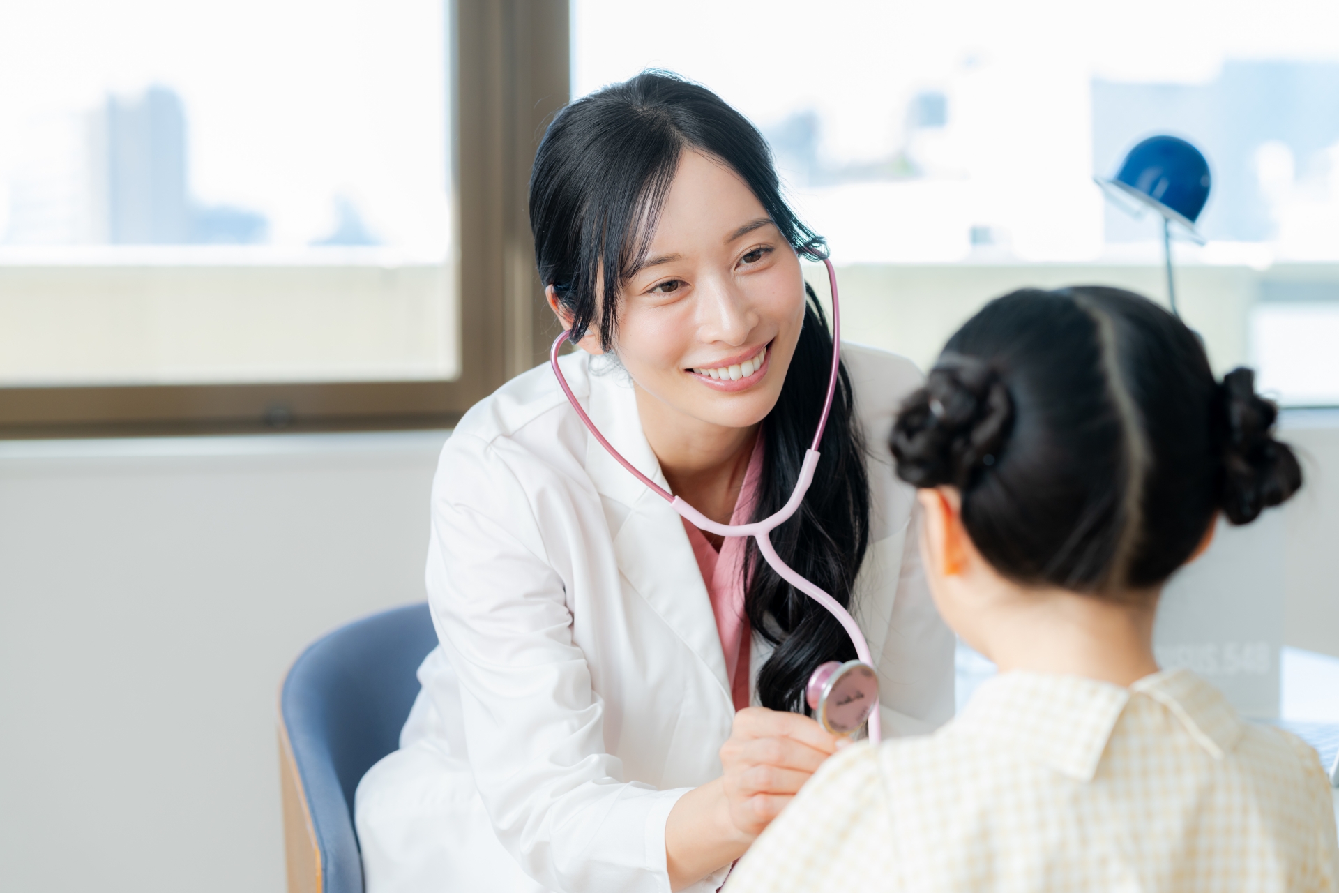 笑顔の女性医師による診察風景